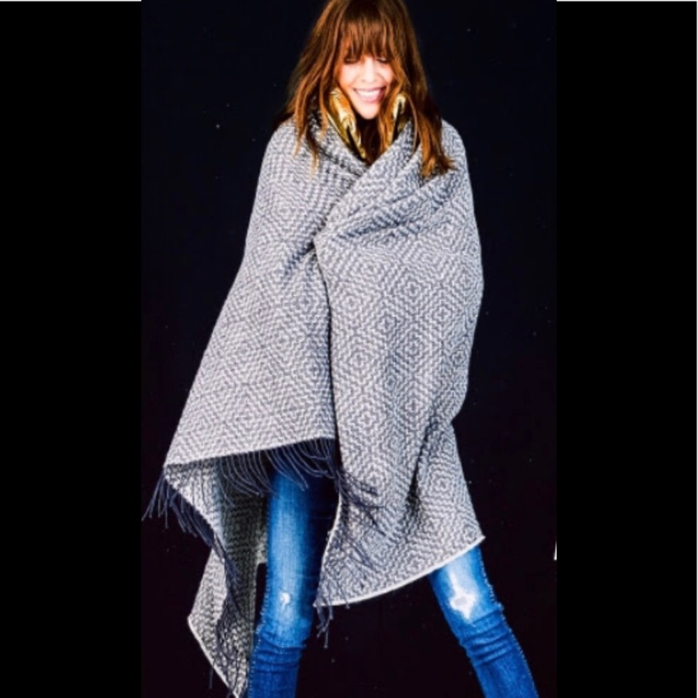Beautiful throw, brand new in packaging. Grey